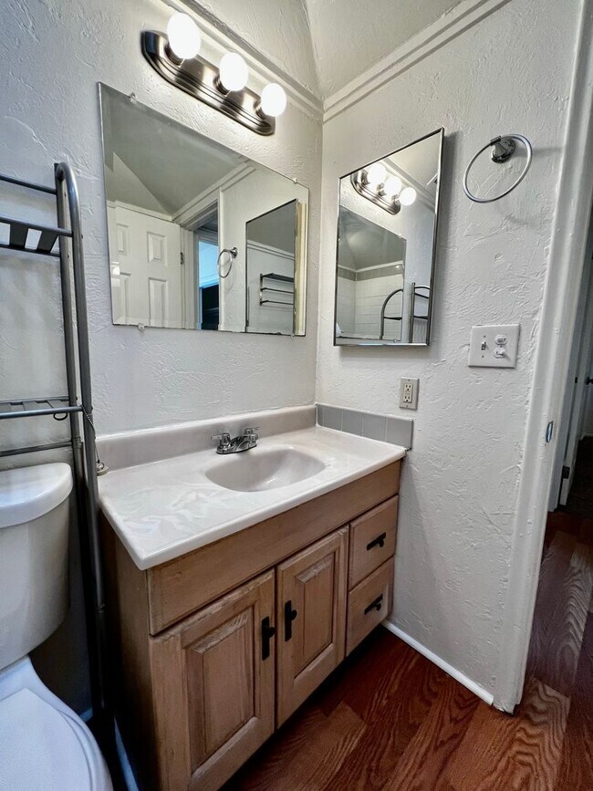 Building Photo - Charming 2 Bedroom Townhome with Private 2...
