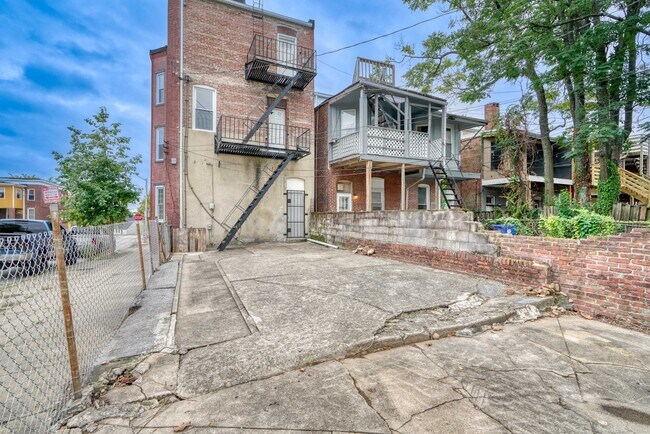 Building Photo - 2324 Callow Ave