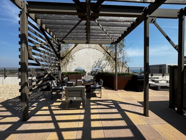 Building Photo - 1323 W Morse Ave