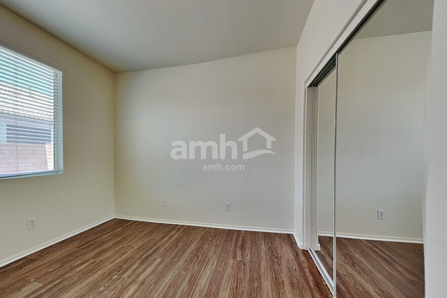 Building Photo - 7225 S 73rd Dr