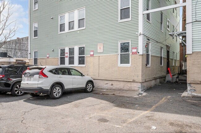 Building Photo - 50 1/2 Common St