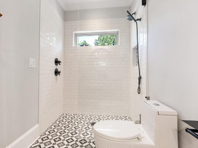 Building Photo - Spacious Elegance Awaits!