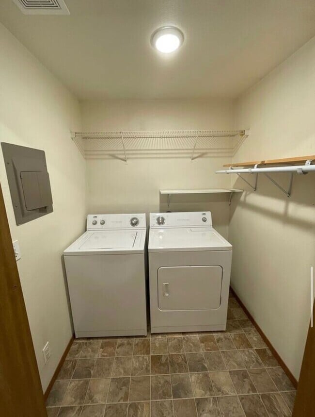 Building Photo - 2 bed 1 bath Duplex (corner lot)