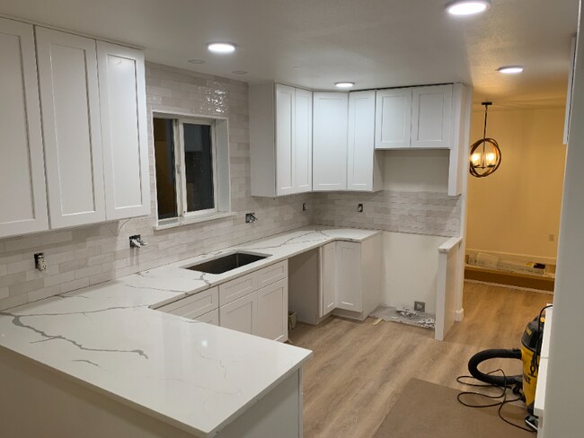 Building Photo - 305 E Inglewood Dr