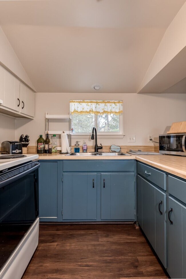 Building Photo - Well established neighborhood in prime loc...
