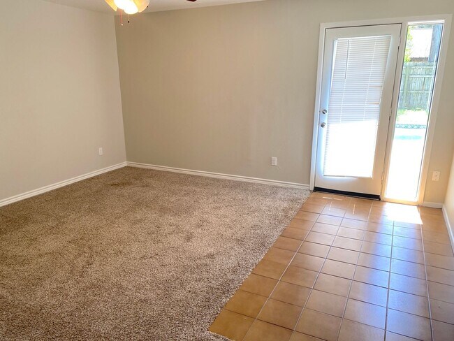 Building Photo - Richmond Area Beauty with Open Family Area