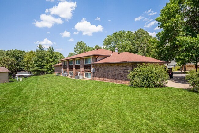 Building Photo - 6011 Queens Dr
