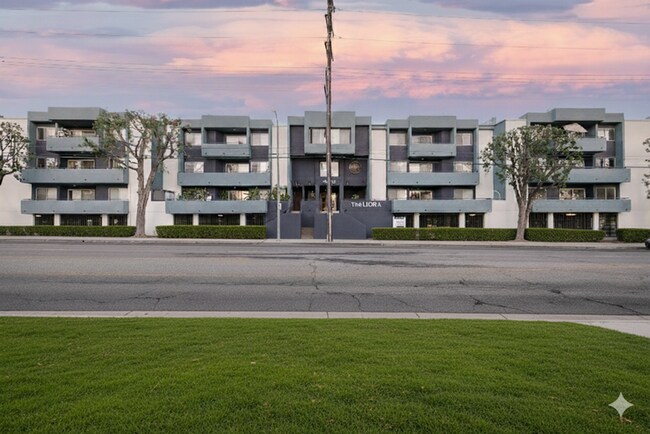 Building Photo - 10020 Zelzah Ave