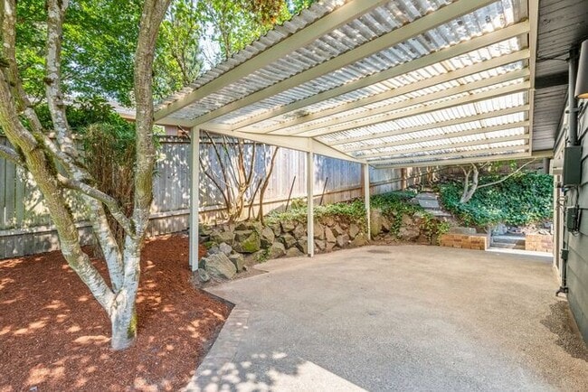 Building Photo - Elegant Air-Conditioned Newly Remodeled Matthews Beach Rambler