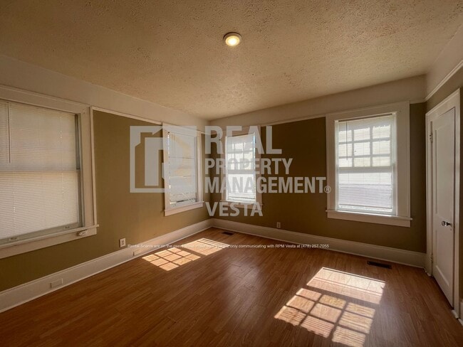 Building Photo - 1096 Hillyer Ave