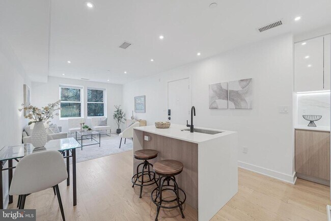 Building Photo - 4017 Davis Pl NW