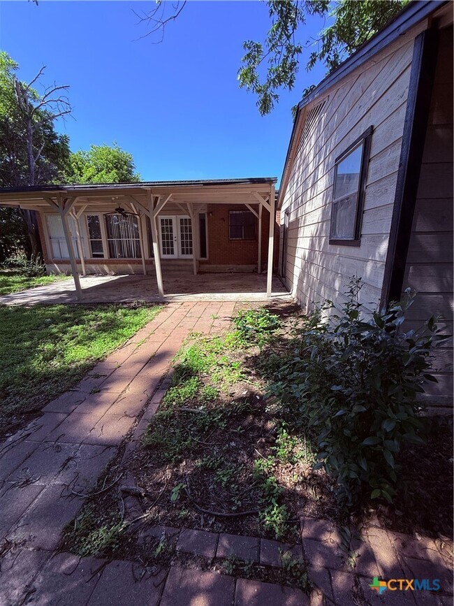 Building Photo - 2218 Terrace Dr