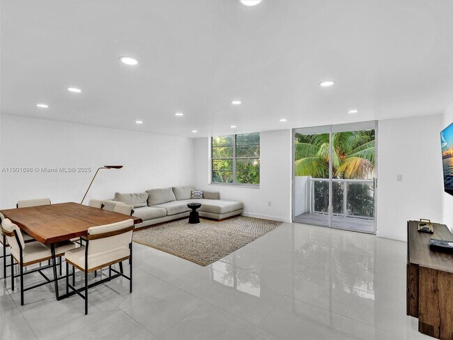 Building Photo - 10000 W Bay Harbor Dr