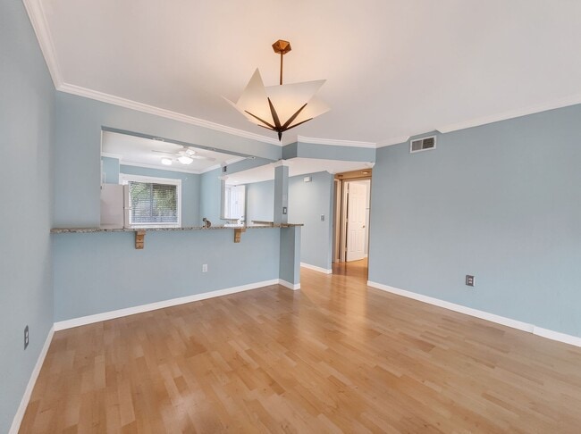 Building Photo - Stunning Sandpiper Bay 2 bed/2 bath end unit condo