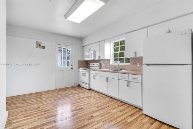 Building Photo - 3840 SW 91 Ave