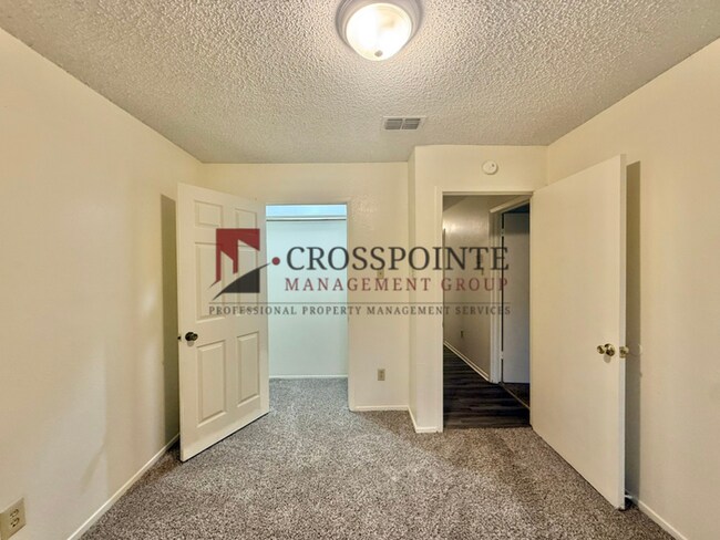 Building Photo - Available! 2 Bedroom 1 Bath Duplex in Longview!