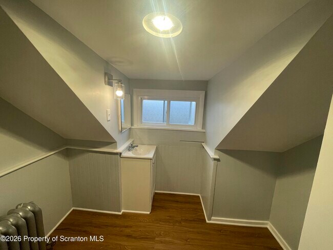 Building Photo - 949 N Irving Ave