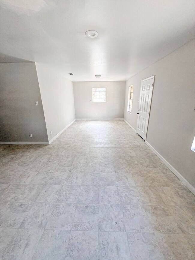 Building Photo - 408 S 13th St