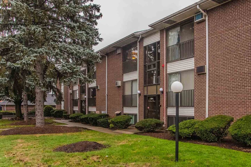 Building Photo - 172 River St