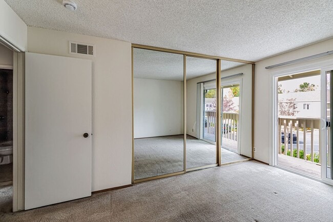 Building Photo - 2 bedroom, 2 bath townhome in the Northpoint HOA!