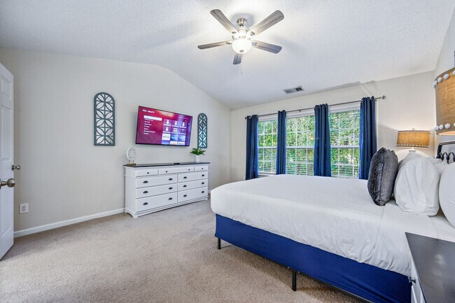 Building Photo - 206 Persimmon Tr