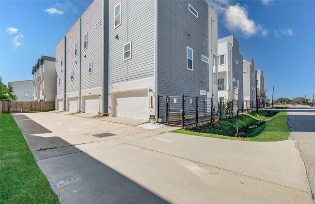 Building Photo - 2116 Naomi St