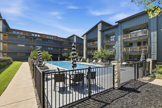Building Photo - Beautiful 2 bedroom, 2 bathroom home in Gated Sunset Valley Community!!!