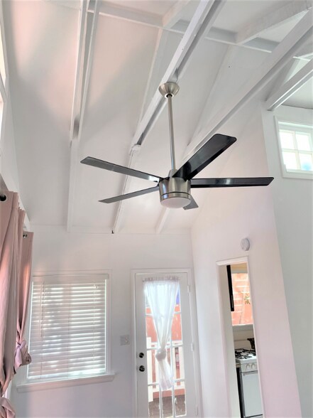 Building Photo - 273 Lower Cliff Dr