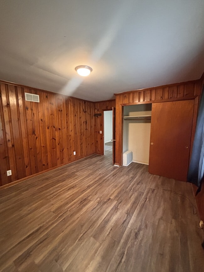 Building Photo - 210 N Edgewood Dr