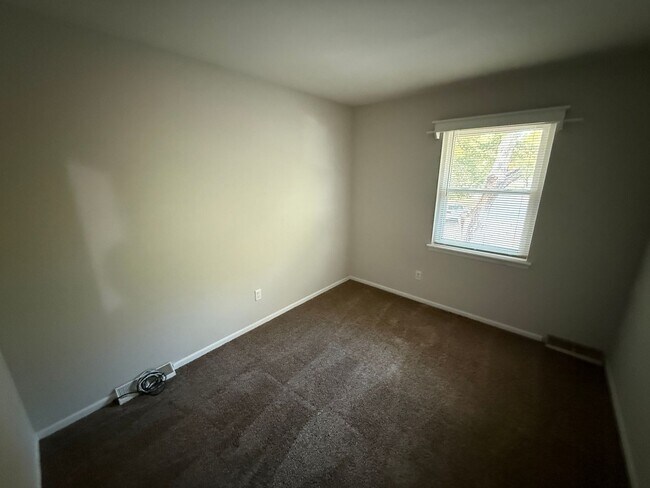 Building Photo - 3 bed, 2 bath, large yard AVAILABLE NOW!