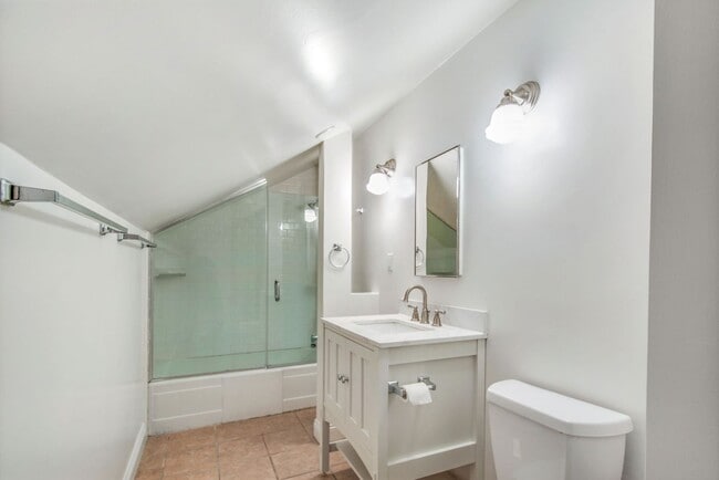 Building Photo - Charming craftsman home located in the hig...