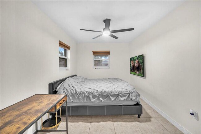 Building Photo - 4521 SW 34th Dr