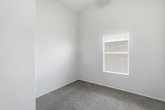 Building Photo - 542 N Palo Verde