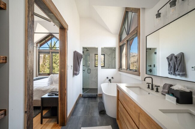 Building Photo - 116 Winterleaf Dr