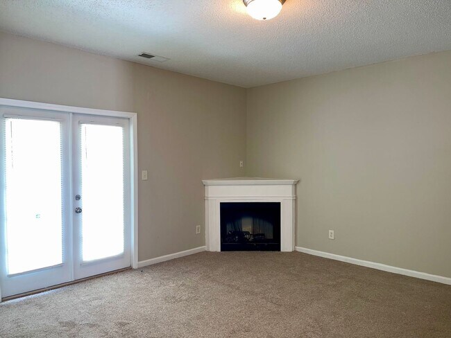 Building Photo - Now Available!  Updated  3/2.5 Townhome In...