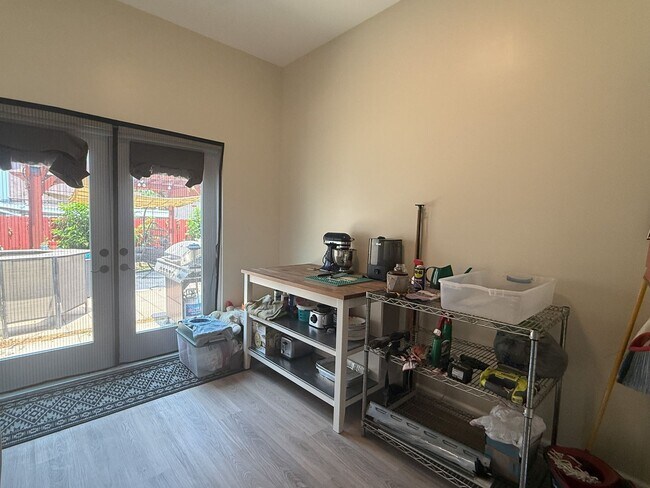 Building Photo - 3 Bedroom 2 Bathroom House Available Septe...