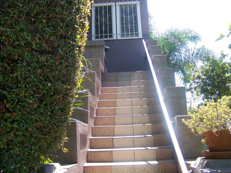 Building Photo - 2500 S Bronson Ave