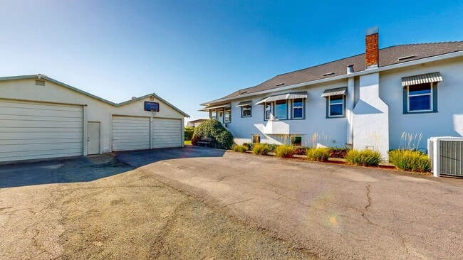 Building Photo - Charming 2 bedroom 1.5 bath plus office ho...