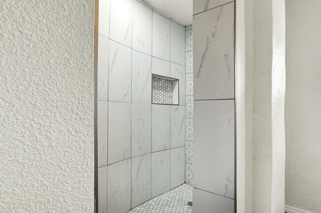 Building Photo - Central 1 Bedroom 1 Bath