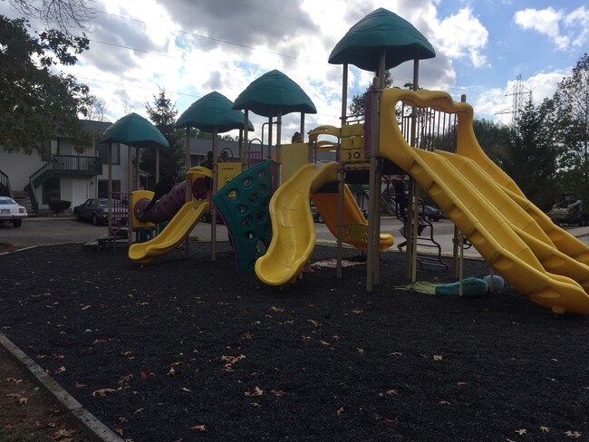 Building Photo - 1300 Brimfield Dr