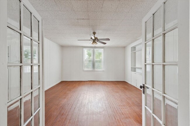 Building Photo - 4 Bedroom 2 Bath $1425