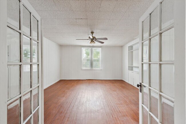 Building Photo - 4 Bedroom 2 Bath $1,500
