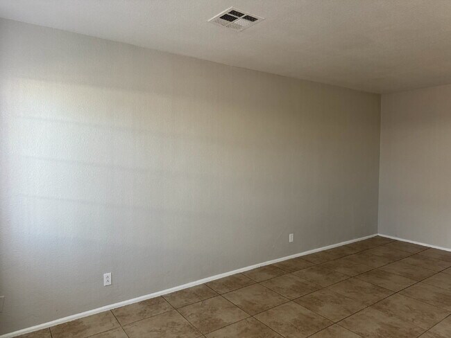 Building Photo - Fresh, Comfortable & Easy to Show!