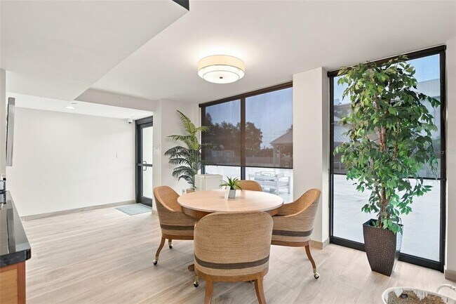 Building Photo - 707 S Gulfstream Ave