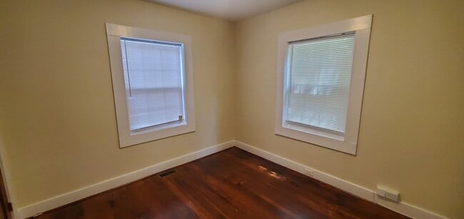 Building Photo - 2 Bedroom House