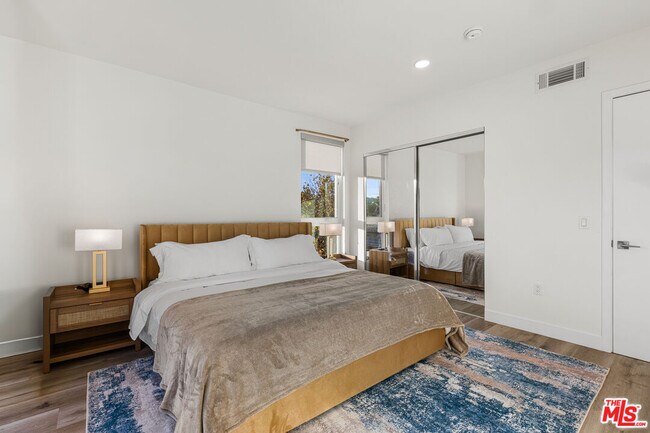 Building Photo - 4806 Sylmar Ave