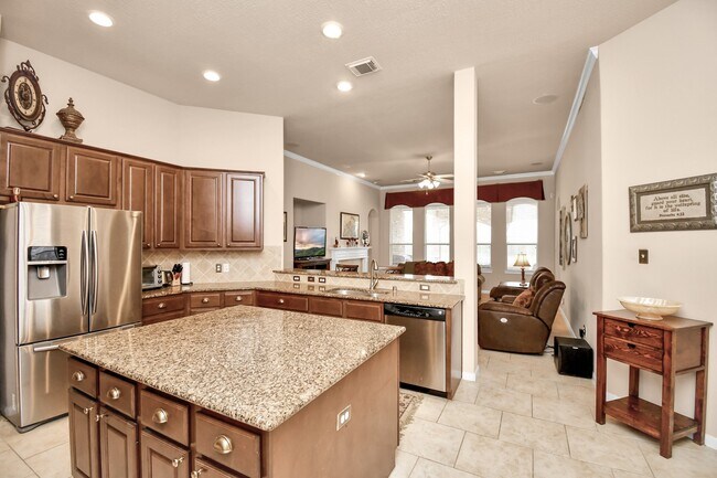 Building Photo - 8030 Crescent Knolls Dr