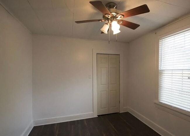 Building Photo - Small Cottage in quiet neighborhood.