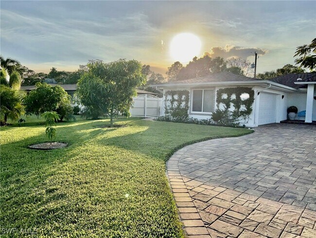 Building Photo - 283 Cypress Way W