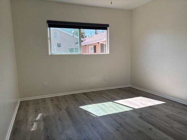 Building Photo - 10547 Hayvenhurst Ave